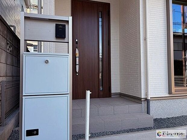 【モニター付きインターホン】録画機能もあり、どのような人が何時に来訪されたのかが分かります。防犯上はもちろん、お届け物などの把握にも便利です。ライトが付いているので、夜間でも安心です。