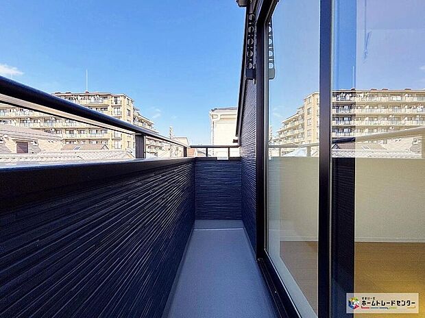 【バルコニー】☆2号棟☆広々としたバルコニーは、太陽の光がたくさん♪ご家族のお洗濯物やお布団もたっぷり干せる頼もしい存在です♪たくさんの洗濯物や全員の布団を一気に干せますね♪