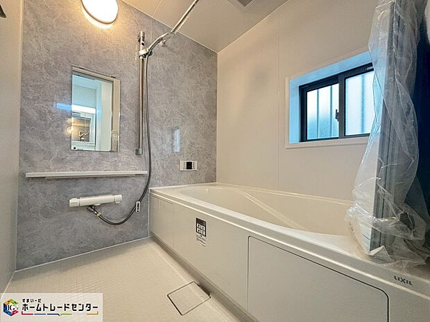 【浴室】☆浴室☆
ひろびろ１坪サイズのバスルーム半身浴もできるひろびろな浴槽です。窓付きのバスルームは、明るく換気環境も良好。日中の入浴も気持ちよくお使い頂けそうです。