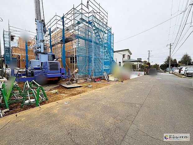 【前面道路含む現地写真】採光、生活動線、収納力を考慮した個性豊かな魅力溢れるプラン。地震に強いオリジナル工法を是非お確かめ下さい♪