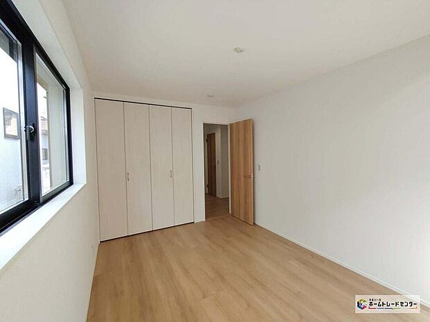 【リビング以外の居室】≪２号棟≫採光良好な明るい室内。木の温もりがやさしいフローリングは安らぎをもたらすプライベート空間♪