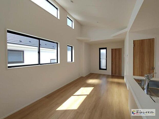 【リビング】≪2号棟≫1階に部屋数が多くなると2階を支える柱や壁が増えるので、構造が安定しやすくなり、住宅の耐震性が高まりやすいのもメリットです!