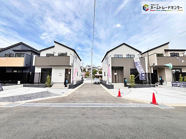 【現地外観写真】1棟1棟違った表情を持つ、豊かなデザイン。カースペースが２台のスタイリッシュな全７邸。風&光を感じる開放感に強く心惹かれる。