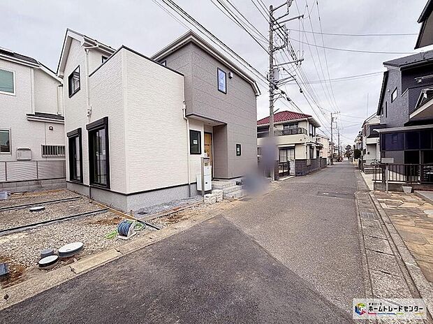 【前面道路含む現地写真】小学校まで徒歩3分！周辺は交通量の少ない生活道路なので小さなお子様がいても安心です◎