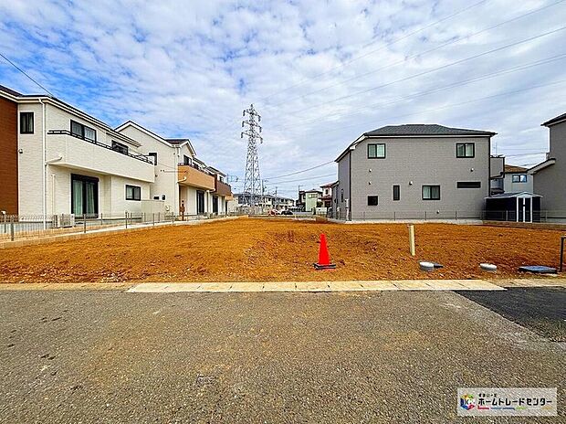 【現地外観写真】一戸建ての大きなメリットは、「自分の土地」を自由に使えること。好きなペットが飼えるほか、ガーデニングやDIY、車やバイクの手入れなど様々な趣味を楽しめます♪