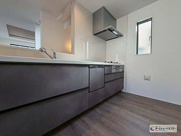 【キッチン】☆キッチン☆
収納力豊富な爽やかなシステムキッチンを用意しております。床下収納もございますので、キッチンスペースをいつでもすっきりとお使い頂けそうです。