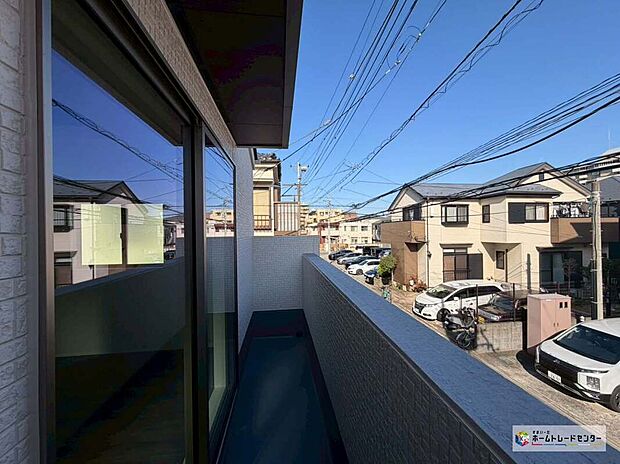 【バルコニー】☆バルコニー☆
お布団やシーツも1回でまとめて干せます。広いバルコニーからたっぷりの光をうけたお布団やシーツから太陽のにおいが感じられます。