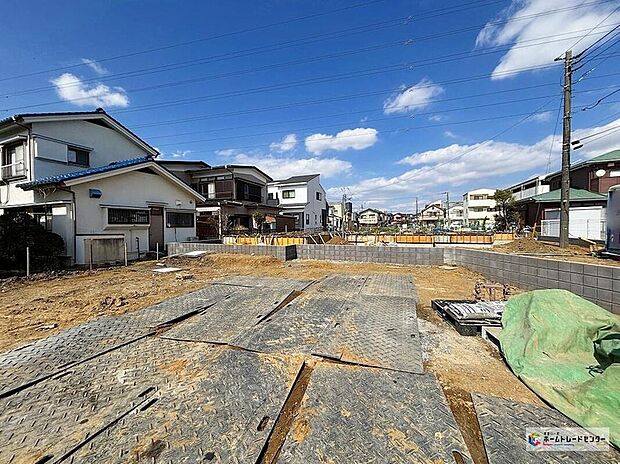 【現地外観写真】一戸建ての大きなメリットは、「自分の土地」を自由に使えること。好きなペットが飼えるほか、ガーデニングやＤＩＹ、車やバイクの手入れなど様々な趣味を楽しめます♪