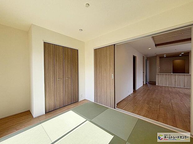 【リビング以外の居室】リビングに隣接した和室はご家族が多彩な過ごし方を楽しめるお部屋！洗濯物を畳んだり、お子様の遊び場、来客時など多目的に活躍。リビングと繋がりながらリラックスできる空間としてご利用いただけます！