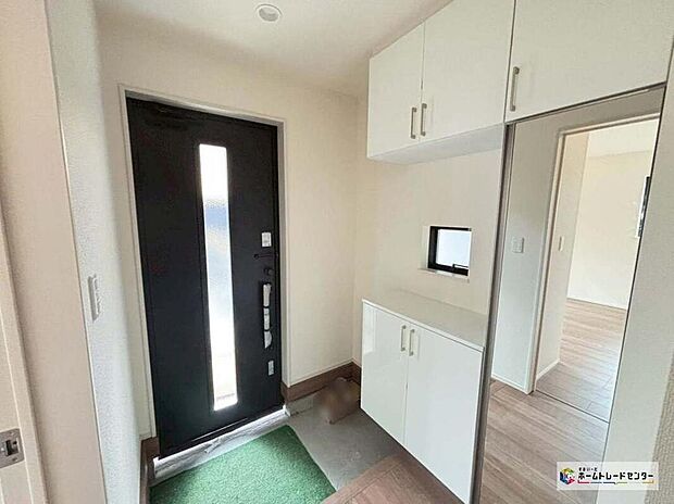 【玄関 ※B号棟】開放感のある玄関ホール。温もり感じるフローリング仕様ですので、ご家族やお客様を温かく迎えてくれます。