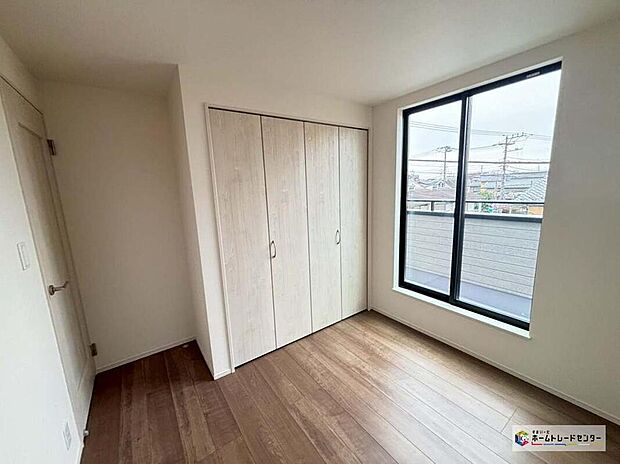 【リビング以外の居室 ※B号棟】大人が立って入る事ができる広々クローゼット。コートやワンピースはもちろん、ゴルフバッグ等大きな物も楽々収納できます。