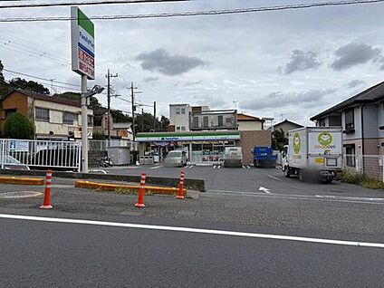 ファミリーマート市川宮久保店 495m(徒歩7分)