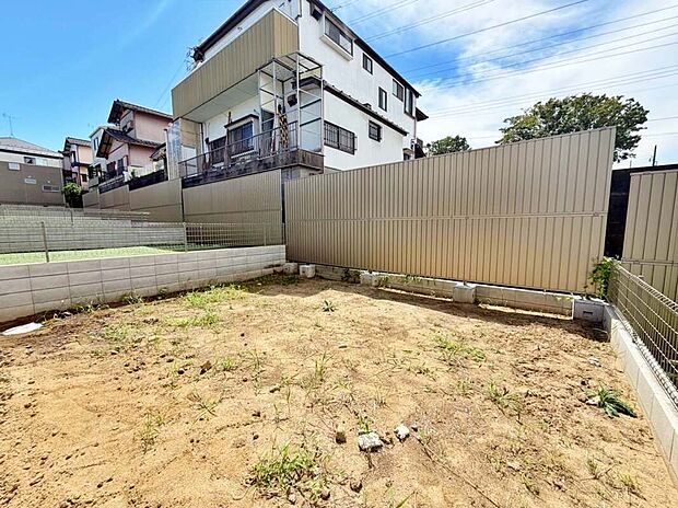 【庭】お子様やわんちゃんに嬉しい。走り回る元気な姿をみてご家族も充実した休日を過ごせそう。ガーデニングにも。