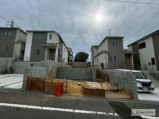 【現地外観写真】一戸建ての大きなメリットは、「自分の土地」を自由に使えること。好きなペットが飼えるほか、ガーデニングやＤＩＹ、車やバイクの手入れなど様々な趣味を楽しめます♪