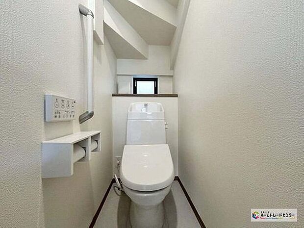 【トイレ】【A号棟】窓付きのトイレスペース。陽射し差し込む明るい空間となっております。また、換気環境も良好です。


