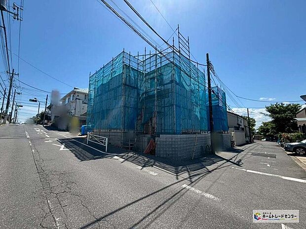 【前面道路含む現地写真】一戸建ての大きなメリットは、「自分の土地」を自由に使えること。好きなペットが飼えるほか、ガーデニングやＤＩＹ、車やバイクの手入れなど様々な趣味を楽しめます♪