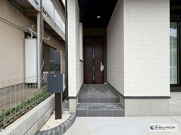 【玄関】玄関ポーチには屋根がついているので雨などでも玄関前で濡れずにお出かけ準備が出来ます。