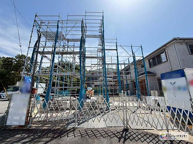 【現地外観写真】一戸建ての大きなメリットは、「自分の土地」を自由に使えること。好きなペットとの暮らし、ガーデニングやDIY、車やバイクの手入れなど様々な趣味を楽しめます♪