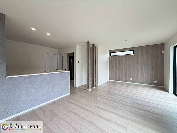 【リビング】【C号棟】住まいの中心となるLDKは広々として快適です!大きな窓からは明るい光が降りそそぎます♪家族がゆったりとくつろげる居心地の良い空間です。