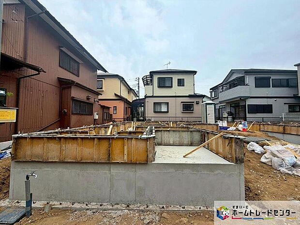 【現地外観写真】一戸建ての大きなメリットは、「自分の土地」を自由に使えること。好きなペットが飼えるほか、ガーデニングやＤＩＹ、車やバイクの手入れなど様々な趣味を楽しめます♪