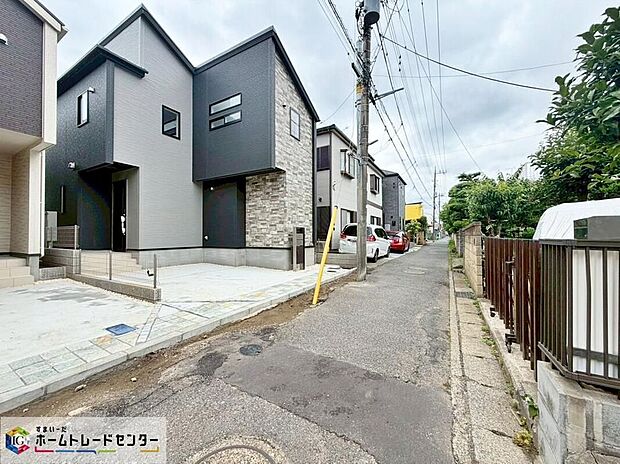 【前面道路含む現地写真】スタイリッシュな外観に広々としたLDK!扉を開ければ居心地の良い豊かな空間が広がります。暮らしを豊かにサポートする充実の設備。魅力が詰まったお住まいです☆