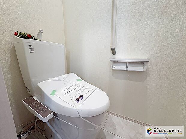 【トイレ】窓付きのトイレスペース。陽射し差し込む明るい空間となっております。また、換気環境も良好です。トイレスペースが1・2階にございますので、朝の混雑時に家族が分散して使用できます