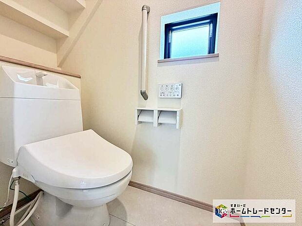 【トイレ】【C号棟】窓付きのトイレスペース。陽射し差し込む明るい空間となっております。また、換気環境も良好です。