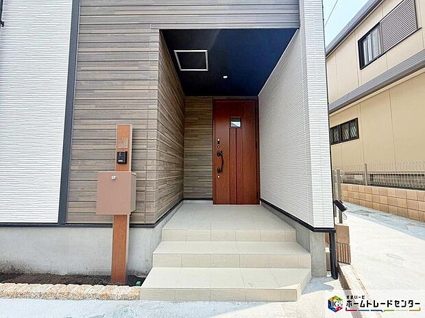 【玄関】家の第一印象は玄関で決まるくらい重要な場所。玄関は家の顔といわれますが我が家のセンスをさりげなく感じさせる魅力ある玄関造りも楽しみの一つ。帰宅する度に家族がほっとできる心地よい空間造りも大切ですね♪