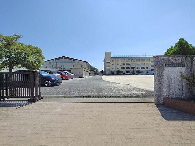 市川市立下貝塚中学校（約900m）