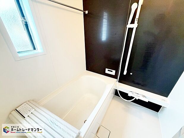 【浴室】≪Bathroom≫1号棟
半身浴もできる広々とした湯船があり、朝日を浴びながらの入浴も気持ちよさそう。浴室乾燥機付きのバスルームとなっております♪