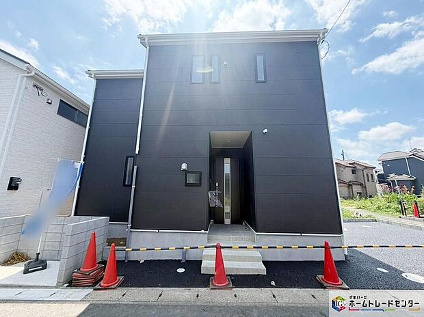 【現地外観写真】【1号棟】一戸建ての大きなメリットは、「自分の土地」を自由に使えること。好きなペットが飼えるほか、ガーデニングやＤＩＹ、車やバイクの手入れなど様々な趣味を楽しめます♪
