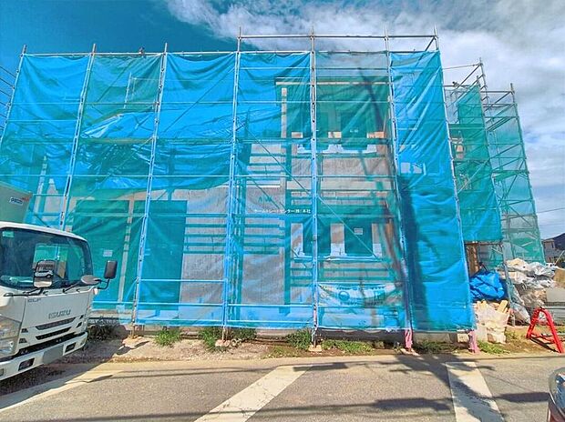 【現地外観写真】B号棟交通量が少ない住宅街なので雨の日でも車の走行音も気になりません。この街で・この家で暮らしたいと思わせる理由を是非現地でお確かめ下さい。