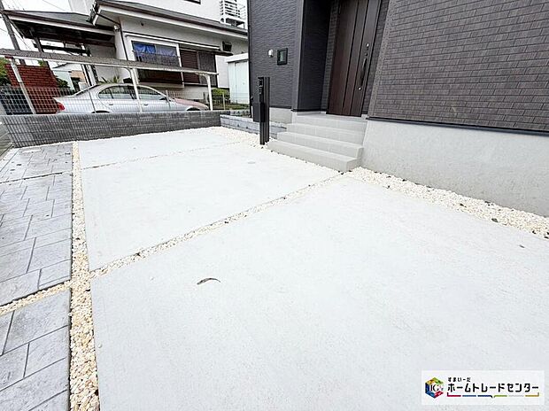【駐車場】並列3台駐車可能♪ファミリーカーの需要が多い中、駐車場も広めに確保いたしました。マンションとは違う敷地内駐車。ご主人様のお車のお手入れにも気合が入りますね。