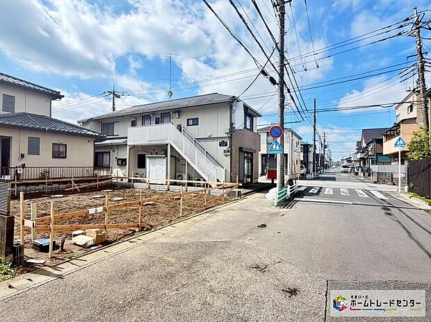 【前面道路含む現地写真】一戸建ての大きなメリットは、「自分の土地」を自由に使えること。好きなペットが飼えるほか、ガーデニングやDIY、車やバイクの手入れなど様々な趣味を楽しめます♪