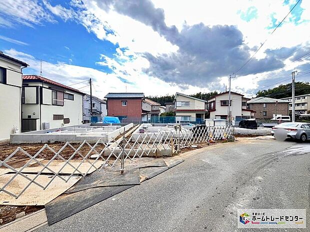 【前面道路含む現地写真】一戸建ての大きなメリットは、「自分の土地」を自由に使えること。好きなペットが飼えるほか、ガーデニングやDIY、車やバイクの手入れなど様々な趣味を楽しめます♪