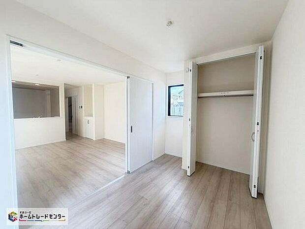 【リビング以外の居室】【A号棟】全居室に収納を備えておりますので、いつでもお部屋をすっきりとお使い頂けそうです。自分好みのインテリアやレイアウトを考えるのも楽しみです。


