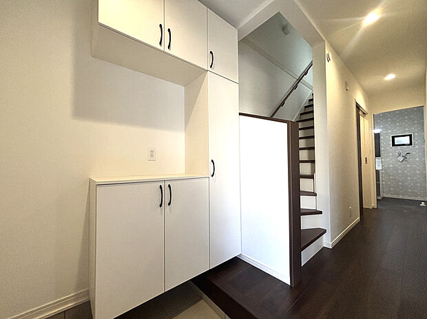 【玄関】大きなシューズクローゼットで、散らかりがちな玄関もすっきり片付きます。