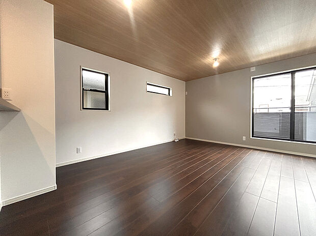 【LDK】リビングが広く見えるリビング階段を採用！明るく開放的なリビングで、家族とのコミュニケーションが増えそうですね。