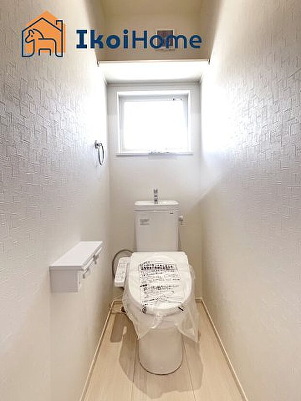【トイレ】トイレには温水洗浄便座機能付きで、冬も便座が冷たくないので腰冷えを避けられます。 ウォシュレット機能付きで清潔に保つことができます。