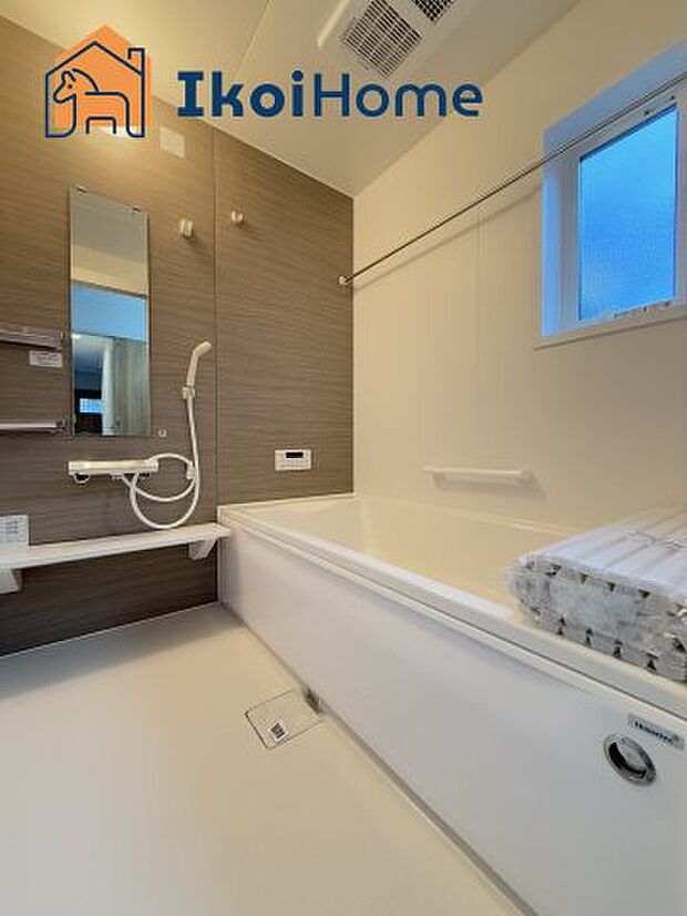 【お風呂】一般的な畳2枚分の浴室の広さになっています。お子様と一緒に入っても狭くありません。