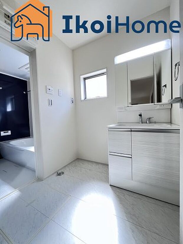 【洗面台】施工事例:三面鏡で左右や後ろ髪のセットもしやすく、非常に便利です。また、鏡の後ろも収納ができるので、洗面周りもスッキリします。