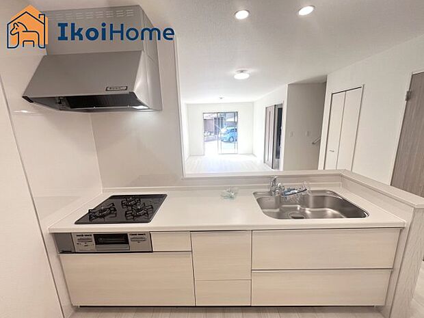 【キッチン】カウンターキッチンは開放的な雰囲気があり、リビングとダイニングが一体化した空間を作り出しています。