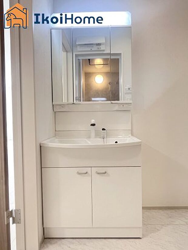 【洗面台】三面鏡で左右や後ろ髪のセットもしやすく、非常に便利です。また、鏡の後ろも収納ができるので、洗面周りもスッキリします。