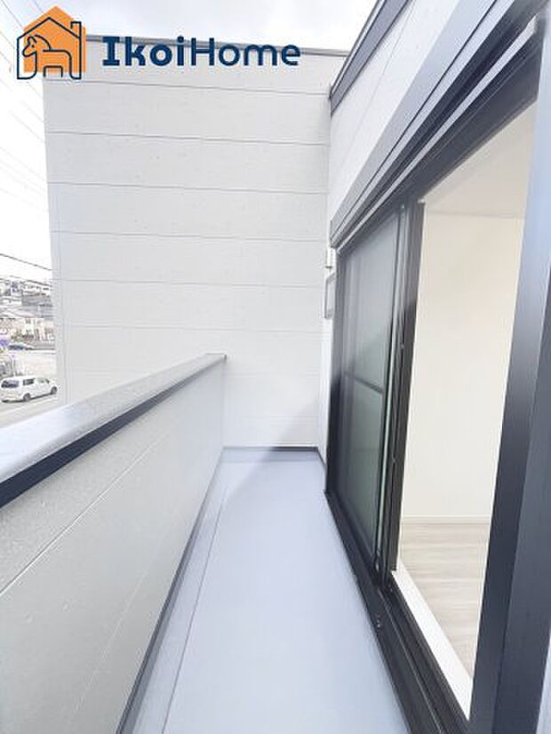 【バルコニー】日当たりも良く、周辺に建物もないため安心して干せるほか、しっかりと日に当てて乾かすことができるので気持ちがいいです。