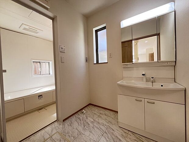 【洗面】三面鏡で左右や後ろ髪のセットもしやすく、非常に便利です。また、鏡の後ろも収納ができるので、洗面周りもスッキリします。