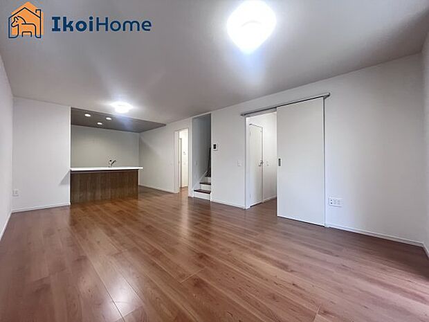 【居間・リビング】ホームページに現地動画掲載中】●年中無休:当日予約可●フロア-コーティングなどローンに組込む事も可能