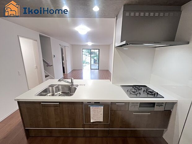 【キッチン】【ホームページに現地動画掲載中】●年中無休:当日予約可●人気の対面式のキッチンで明るく使いやすです!