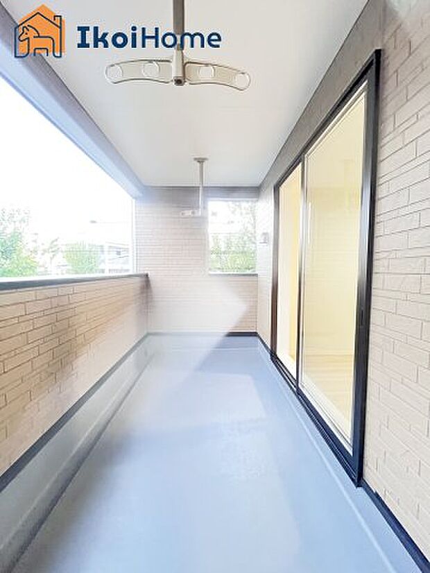 【バルコニー】屋根がついているので少しの雨なら濡れる心配もなく、外出時も急いで帰らなくても安心です。