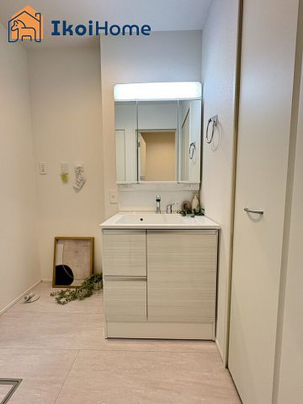 【洗面台】三面鏡で左右や後ろ髪のセットもしやすく、非常に便利です。また、鏡の後ろも収納ができるので、洗面周りもスッキリします。