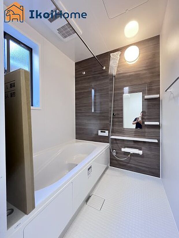 【お風呂】一般的な畳2枚分の浴室の広さになっています。お子様と一緒に入っても狭くありません。